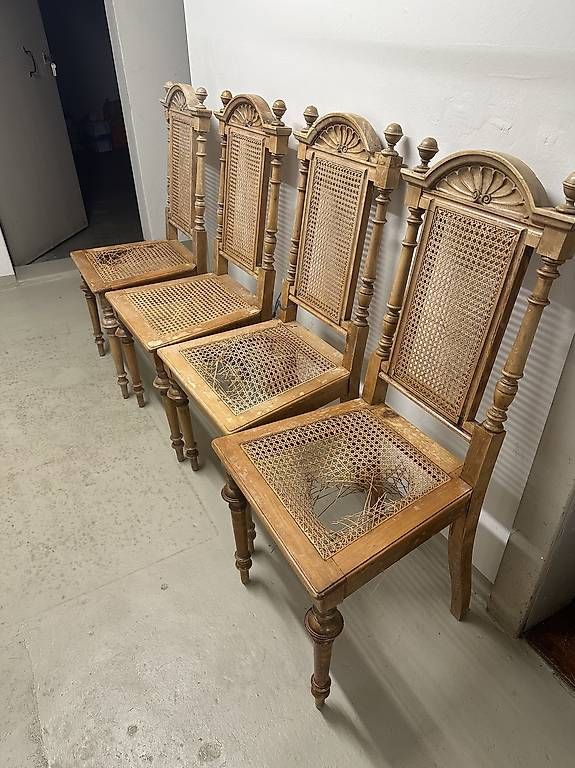 Stühle: 4 antike Stühle mit Rohrgeflecht, ca. 1900 – Gebraucht aus Biel/Bienne von mattrr