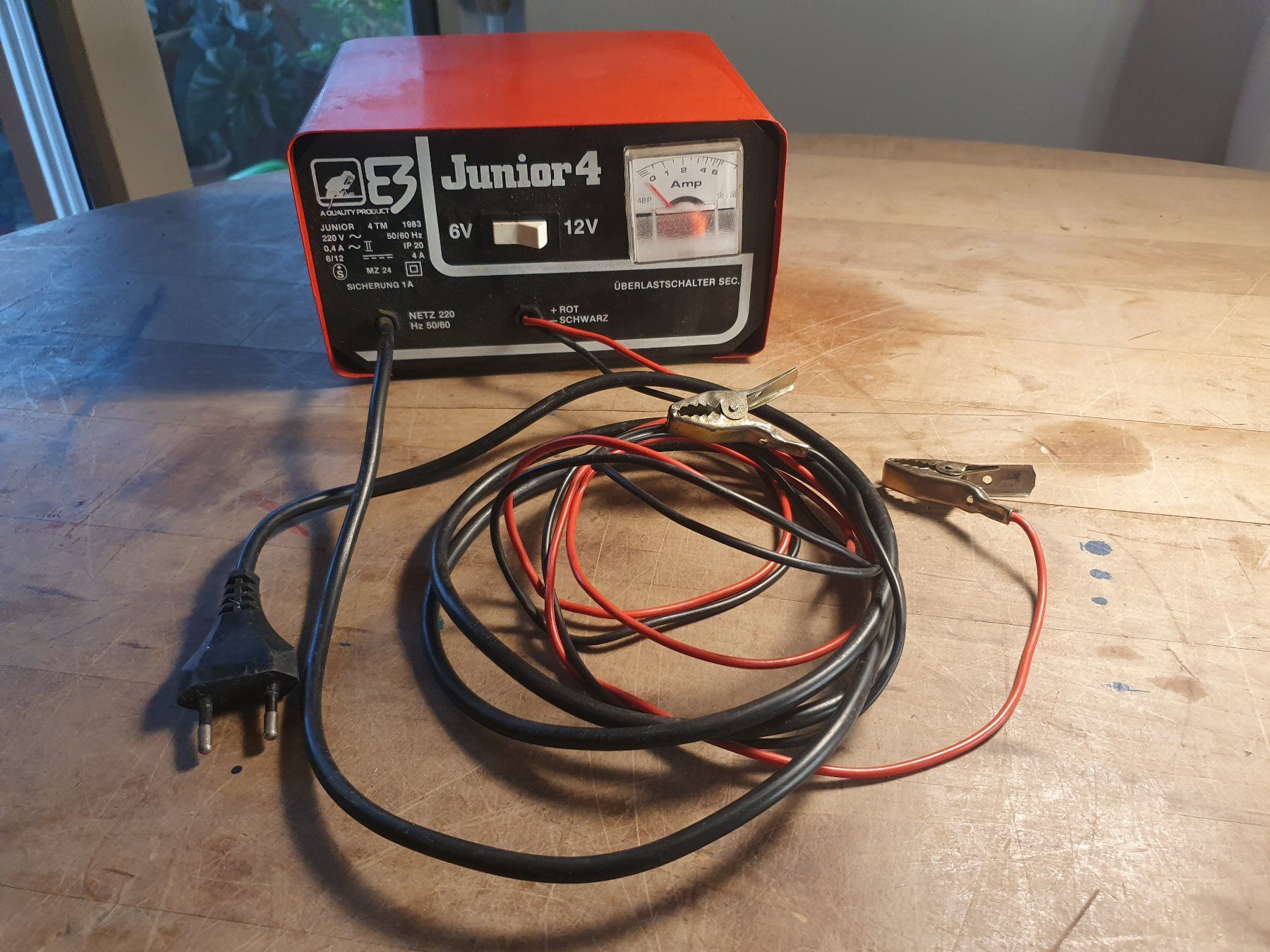 Batterie-Ladegeräte: Junior 6V / 12 V Batterieladegerät – Gebraucht aus Zürich von loosebone