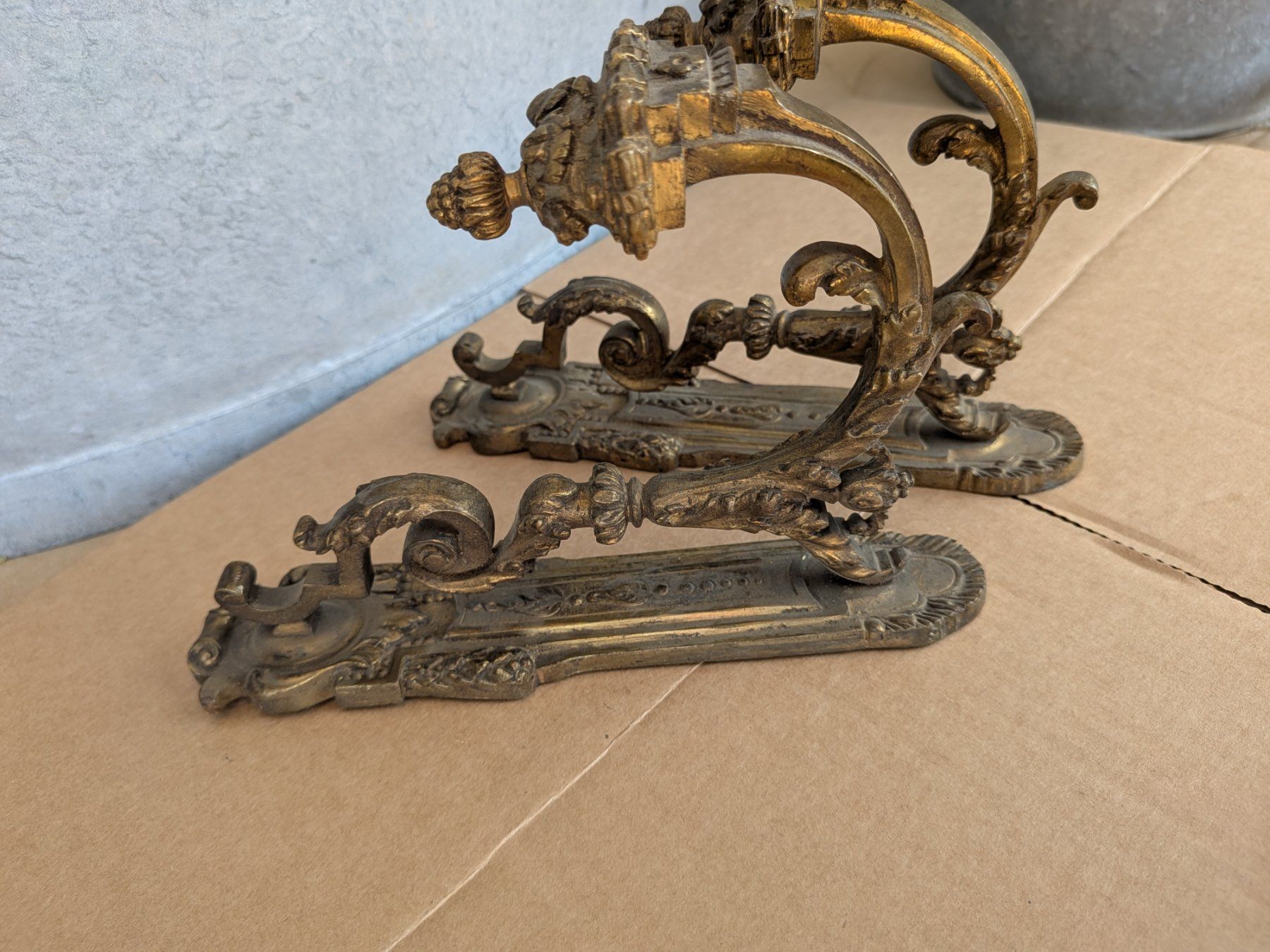 Skulpturen & Statuen: 2 antike Bronze Vorhangstangenhalter oder Raffhalter – Gebraucht aus Emmen von Brockofsky 2