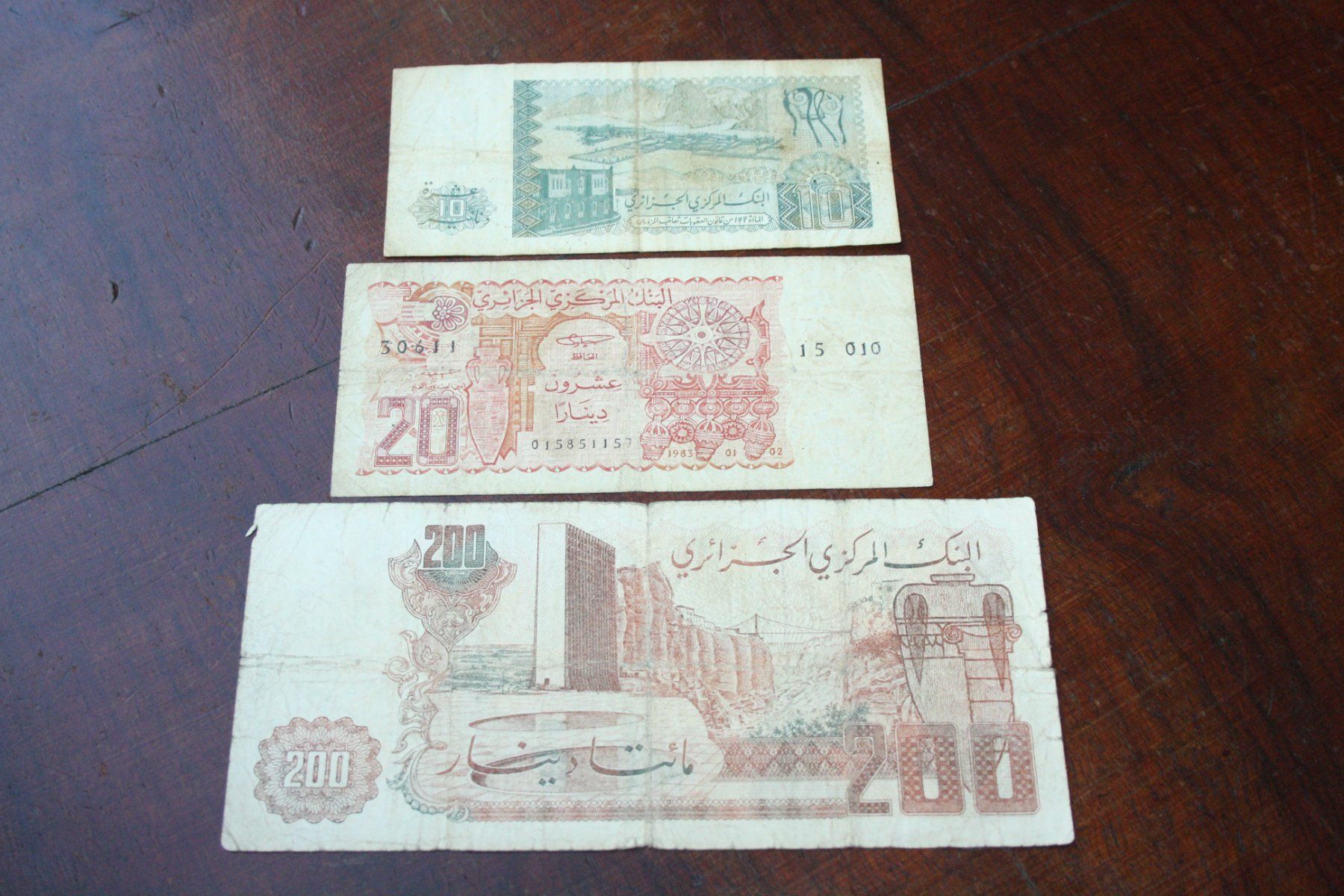Banconote: Algérie 3  billets différents – Usato da Cormondrèche venduto da Hermes.monnaies 1