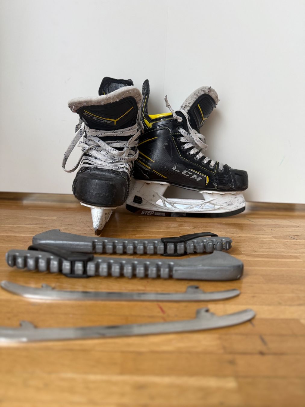 Ccm Pattini da ghiaccio: CCM Eishockey Schlittschuh Junior – Usato da Zug venduto da marcosonlineshop 1