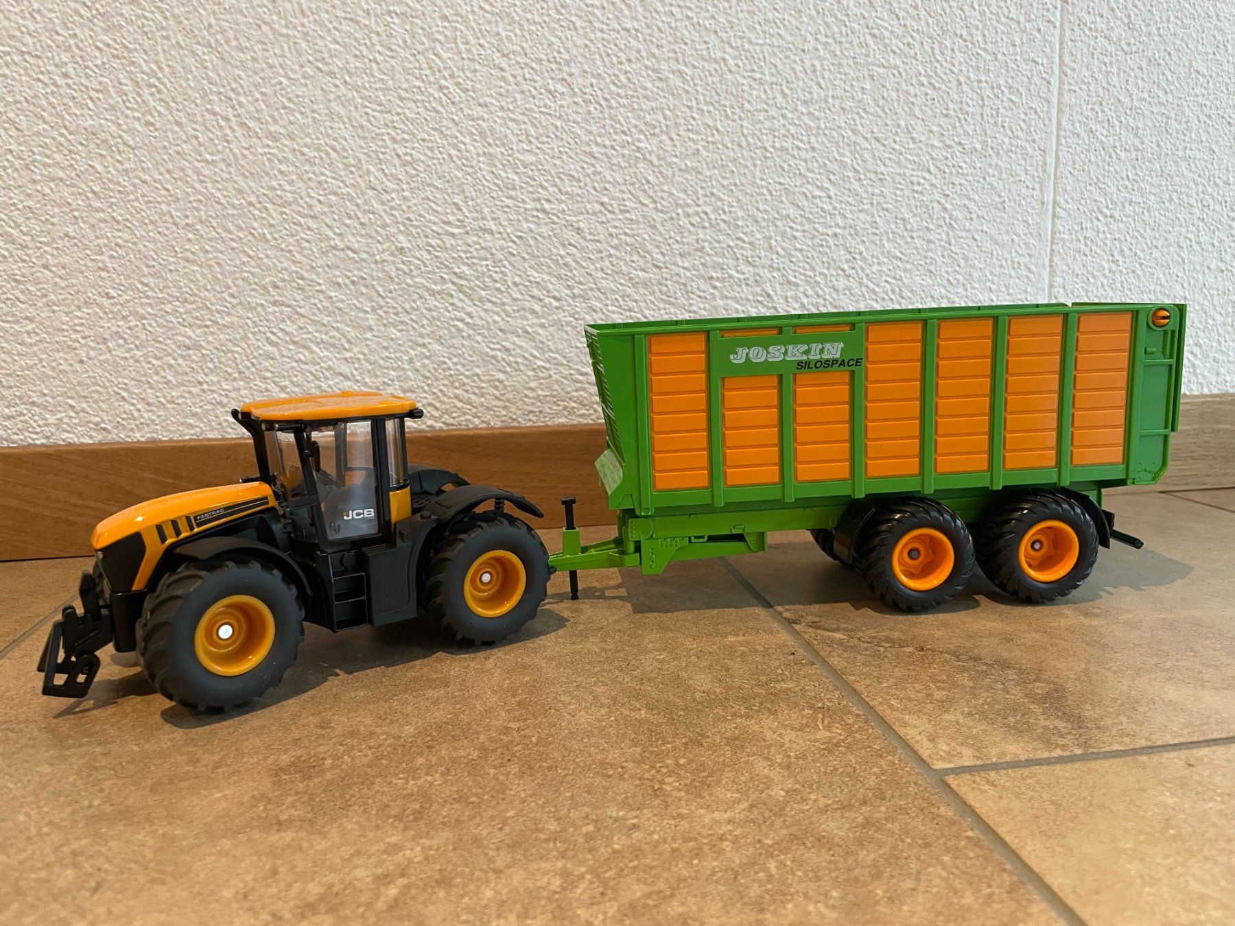 Jcb Traktoren: SIKU JCB 4220 mit Joskin – Neu und originalverpackt aus Kreuzlingen von Stefan1150
