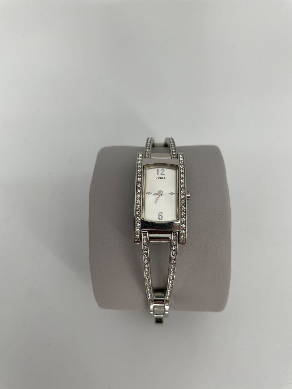 Guess Orologi: Guess Damenuhr mit Strass Steinen – Usato da Auenstein venduto da moin.