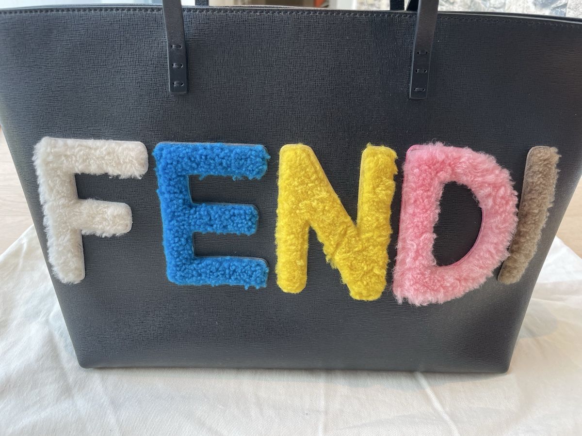Fendi Borse da donna: Authentic Fendi Shopper with Shearling Logo! – Usato da Corcelles NE venduto da typoerrorist 1