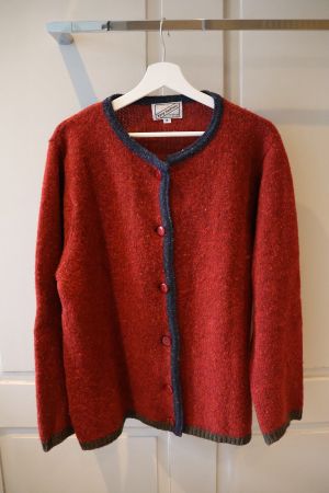 Roter Wollcardigan aus Irland