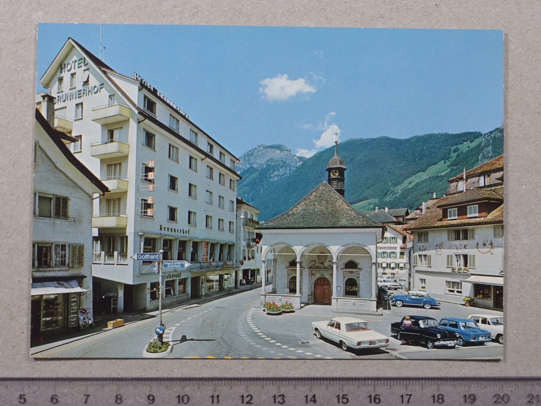 Cartoline postali: Brunnen, Auto, Oldtimer, Hotel Brunnerhof, Kapellplatz – Usato da Lenzburg venduto da fh1
