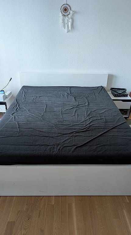 Letti: Lit Queen size blanc et 2 table de chevets – Usato da Lausanne venduto da elmuchacho19