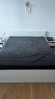Lit Queen size blanc et 2 table de chevets