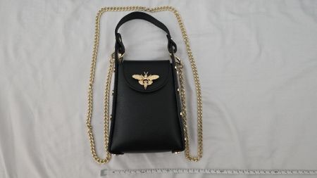Handtasche mit Goldigem Metallgurt, neuwertig