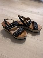 Schwarze Nieten Keilsandalen Gr. 36.5