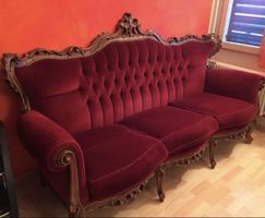 Antikes Sofa in sattem Burgunderrot