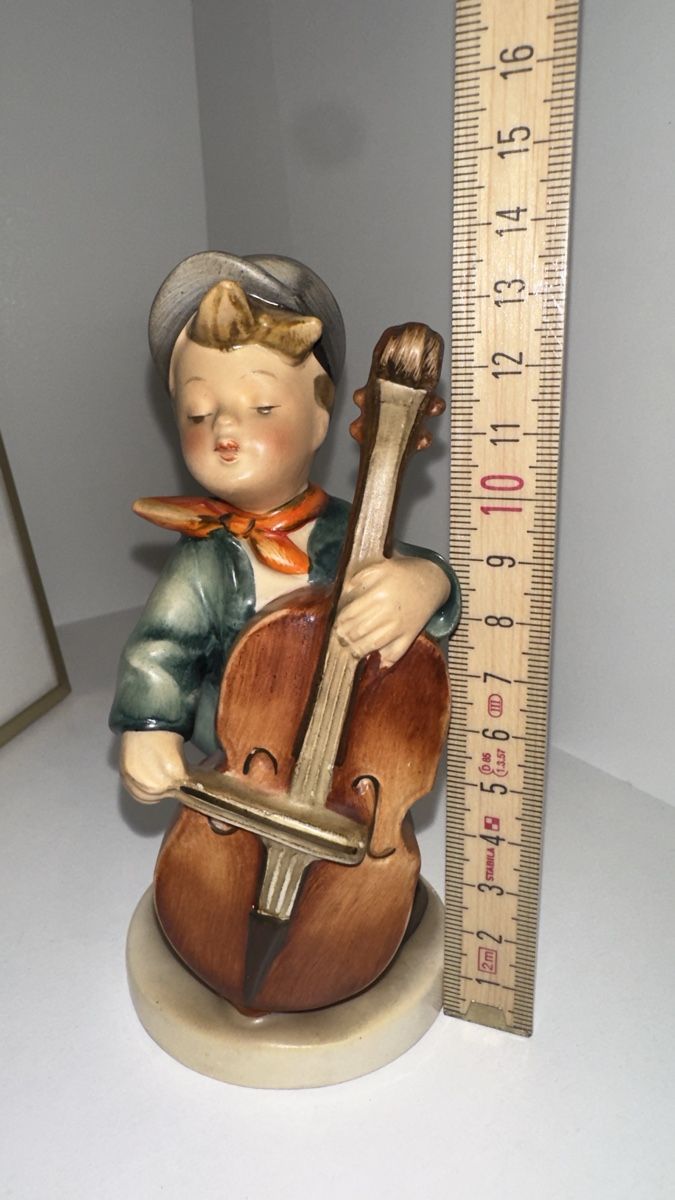 Figuren: Hummel-Figur 186 Junge mit Kontrabass  – Gebraucht aus Brig von Invert 4
