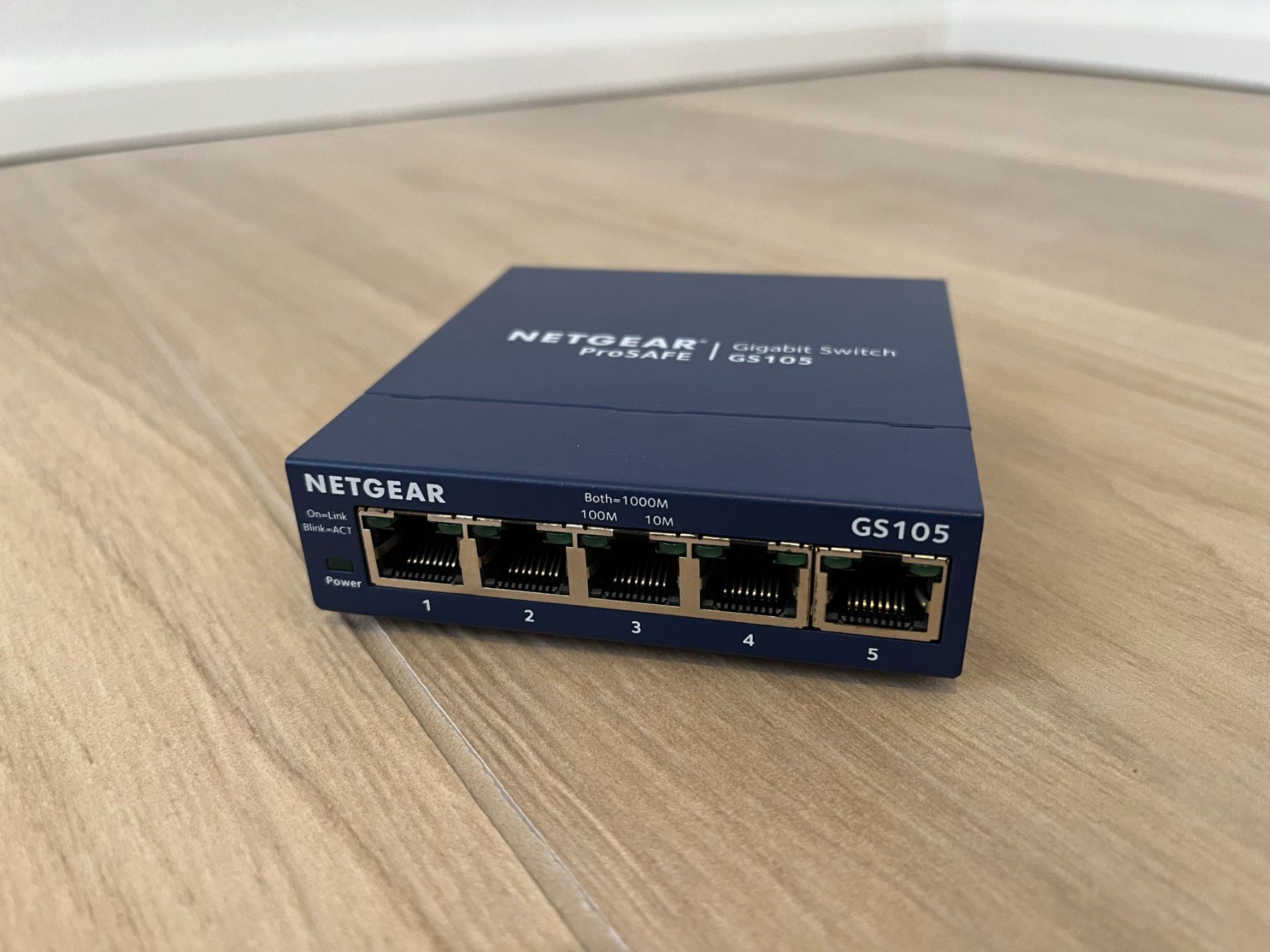 Netgear Hub & Switch: Netgear ProSAFE Gigabit Switch GS105 – Usato da Frauenfeld venduto da Hv 2
