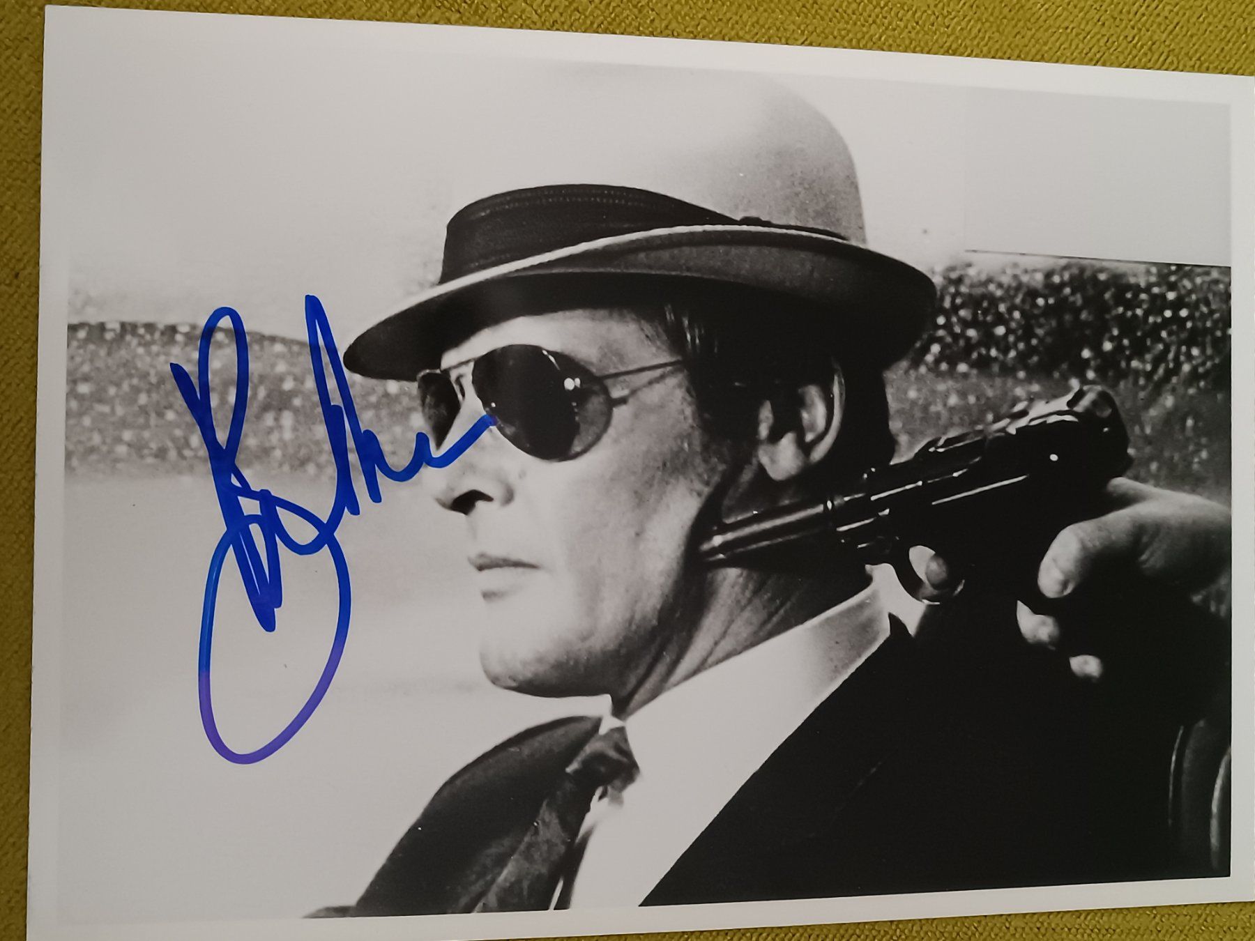 Autographes: Roger Moore - handsigniertes Pressefoto – D'occasion à Menziken par Artographs