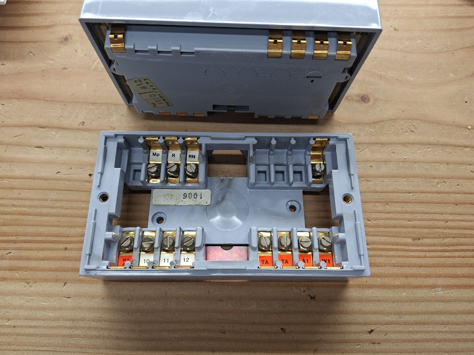Alimentazione elettrica: Tekmar Aufladeregler 9001 – Usato da Neunkirch venduto da MaElekt 1