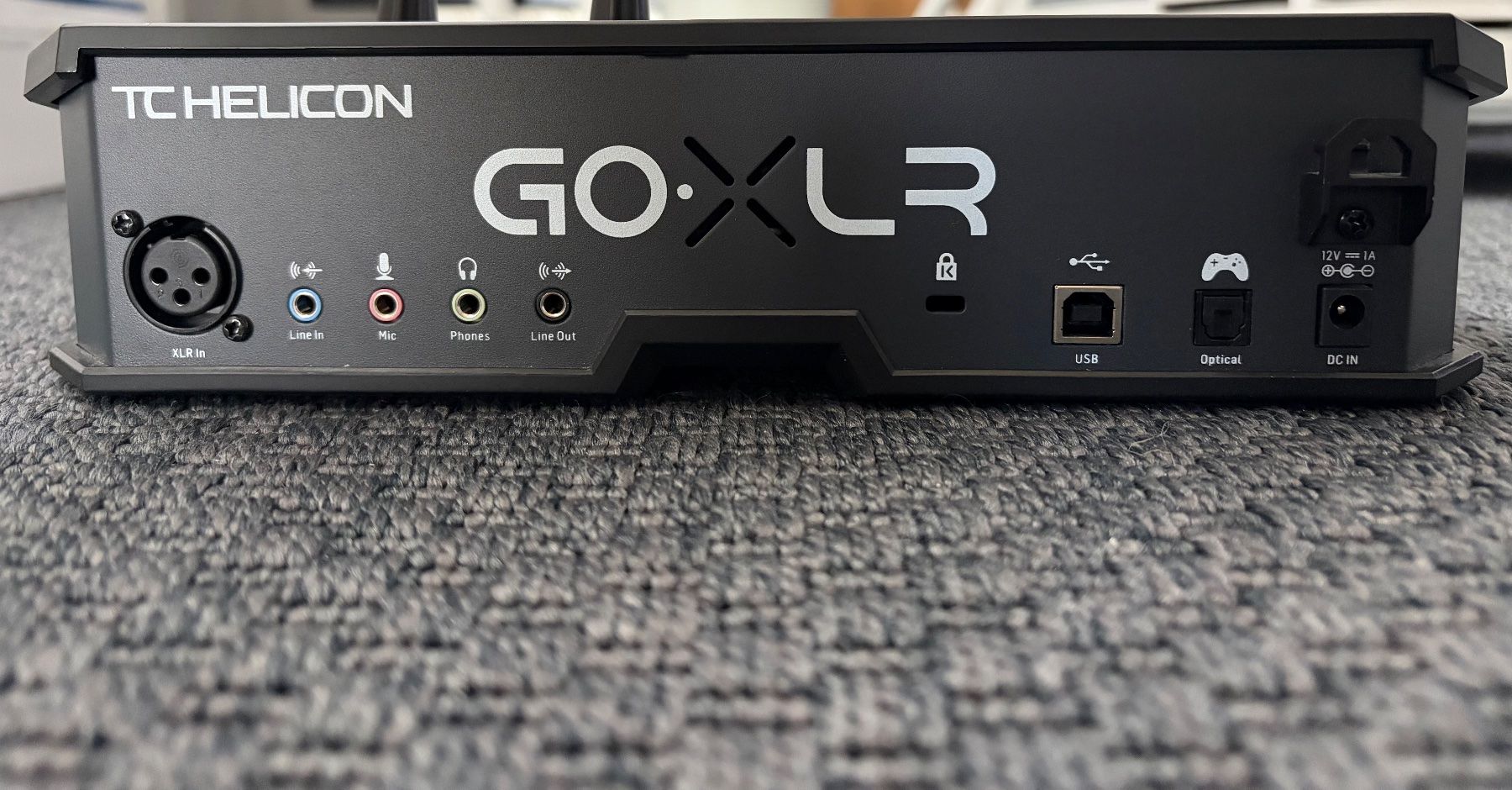 TC Helicon Console di mixaggio: TC Helicon - GOXLR + Desk stand – Usato da Sion venduto da Thrusty 2