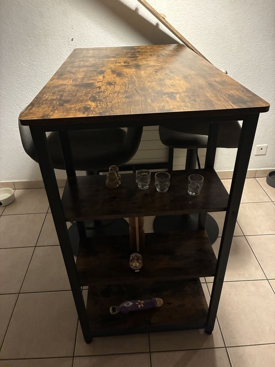 Tavoli: Bartisch inkl. 2 Barhocker – Usato da Gontenschwil venduto da Route25.. 1