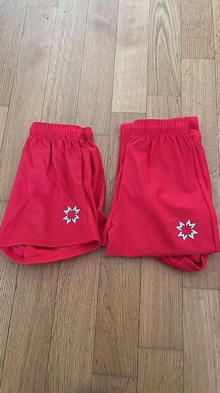 Lotti & Set di vestiti: Diverse Turnkleider – Usato da Solothurn venduto da MAtila89