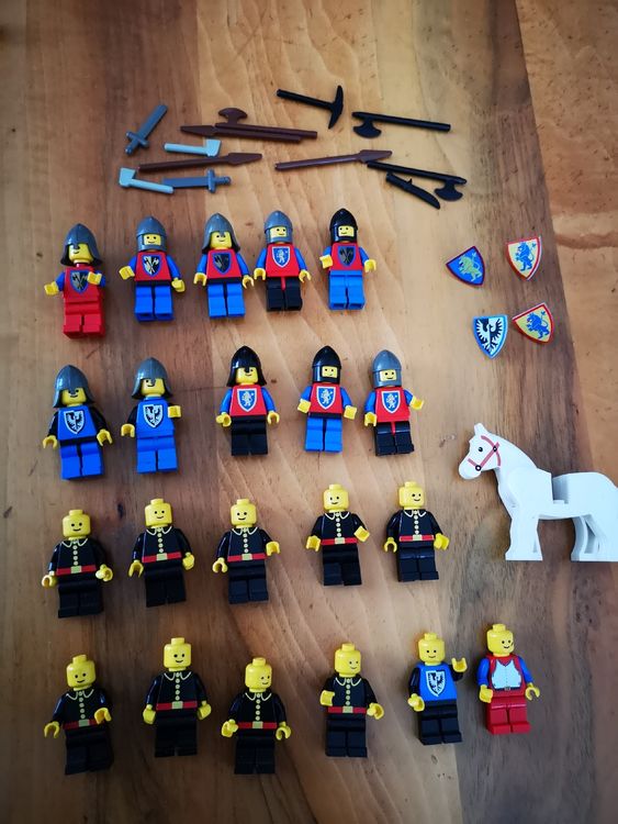 21 x Lego Ritter mit 1 Pferd, Waffen, Schild | Kaufen auf Ricardo
