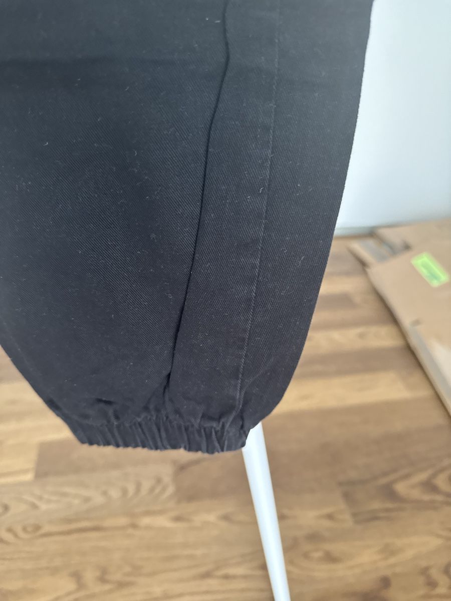 Bershka Pantaloni: Schwarze Bershka Hose Grösse 38 – Difettoso da Zürich venduto da bia_6kmj 2