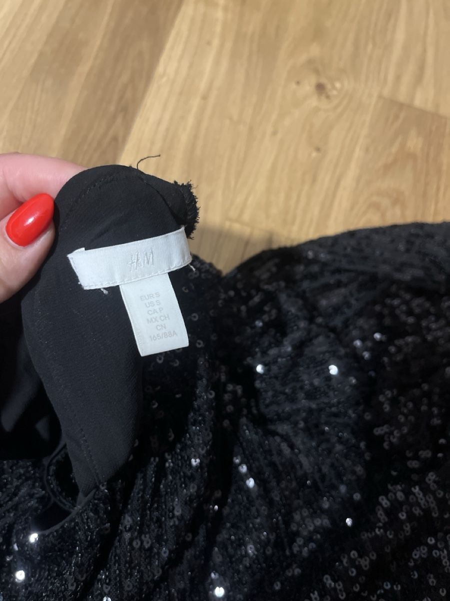 H&M Tops: Pull noir à paillettes H&M – D'occasion à Le Locle par Mayd_h 1