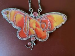 Très beau papillon en pendentif du designer danois PILGRIM
