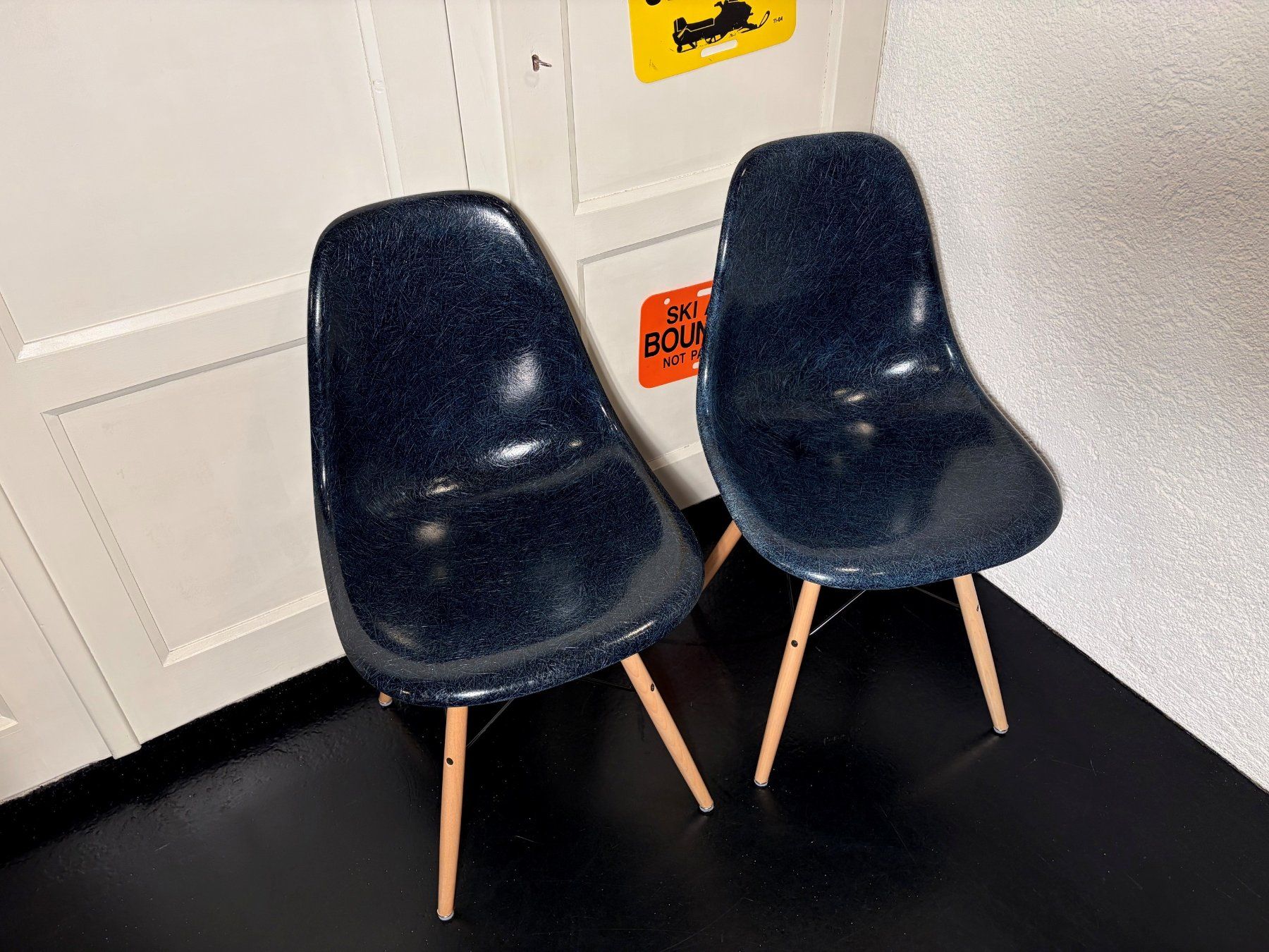 Eames Sedie: 2x Eames Vitra. Side Chairs in Navy blau – Usato da Liebefeld venduto da Dr.Eames 1