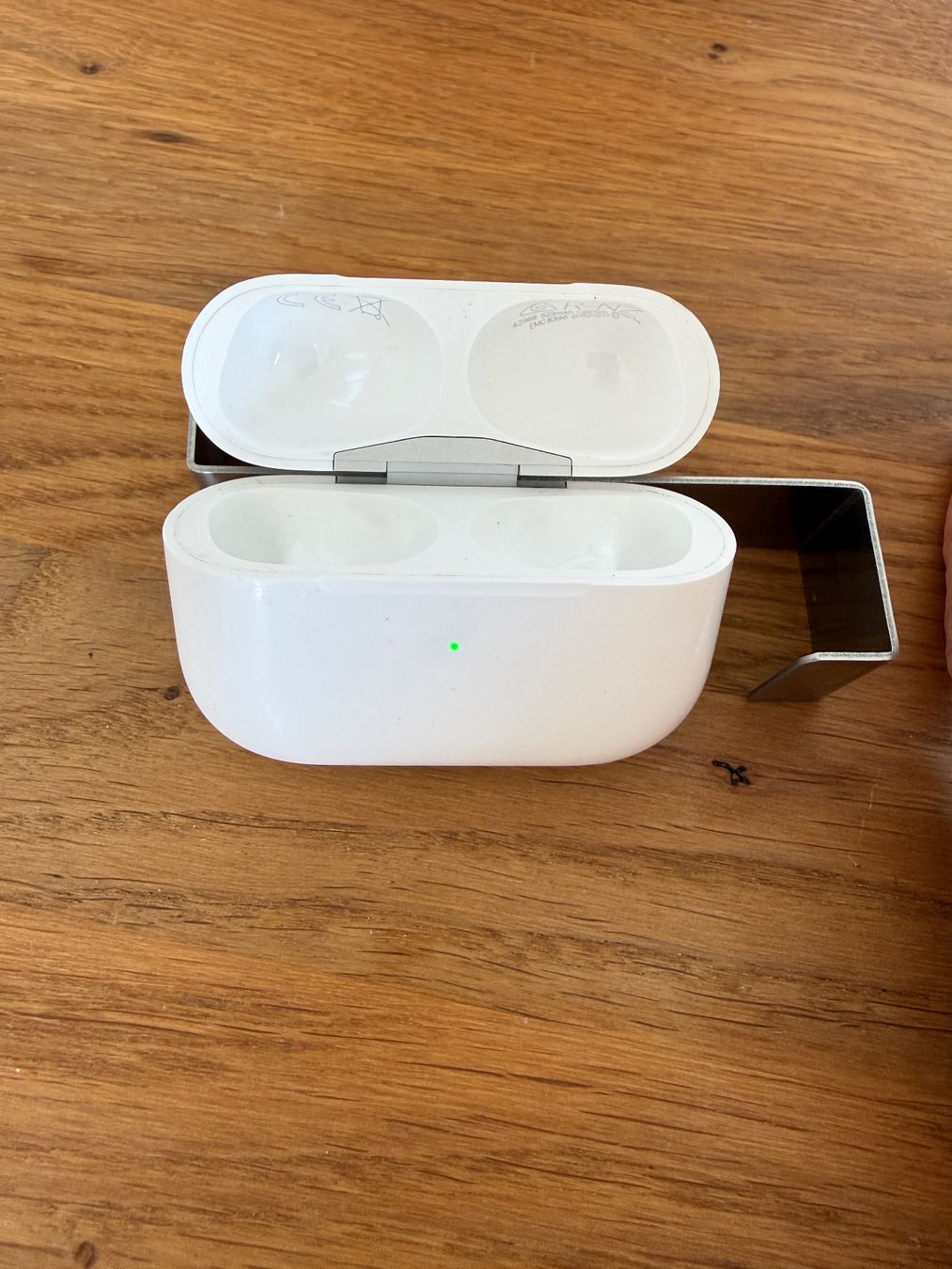 Apple Cuffie: APPLE AirPods Pro 2 Charging Case – Usato da Lausanne venduto da Nine1982
