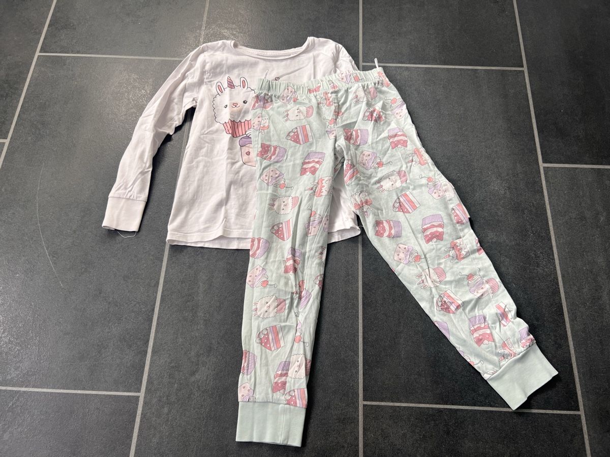 Pyjamas & Ähnliches: Pyjama Gr. 128 mit Cupcake-Motiv – Gebraucht aus Thun von Siladi 2