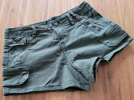 34 - Grösse, Shorts von BERSHKA