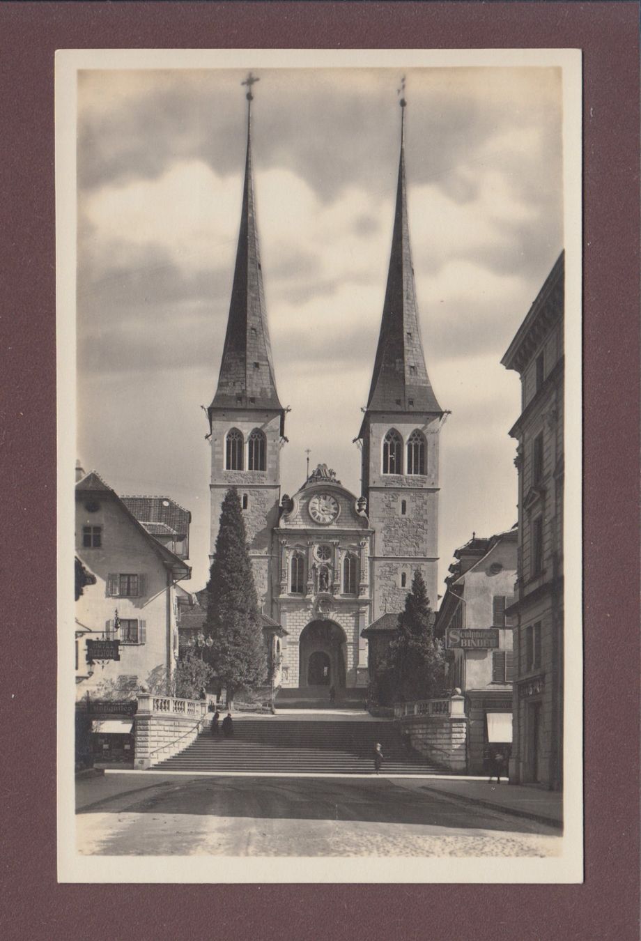 Cartoline postali: LUZERN - Hofkirche – Usato da Pully venduto da nicecards
