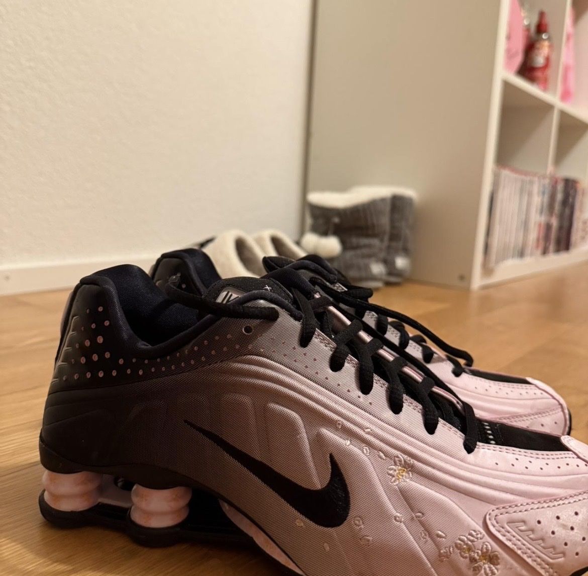 Nike Scarpe da donna: Nike shox R4 Sakura 39 – Nuovo (secondo la descrizione) da Eriswil venduto da fla_p75m 1
