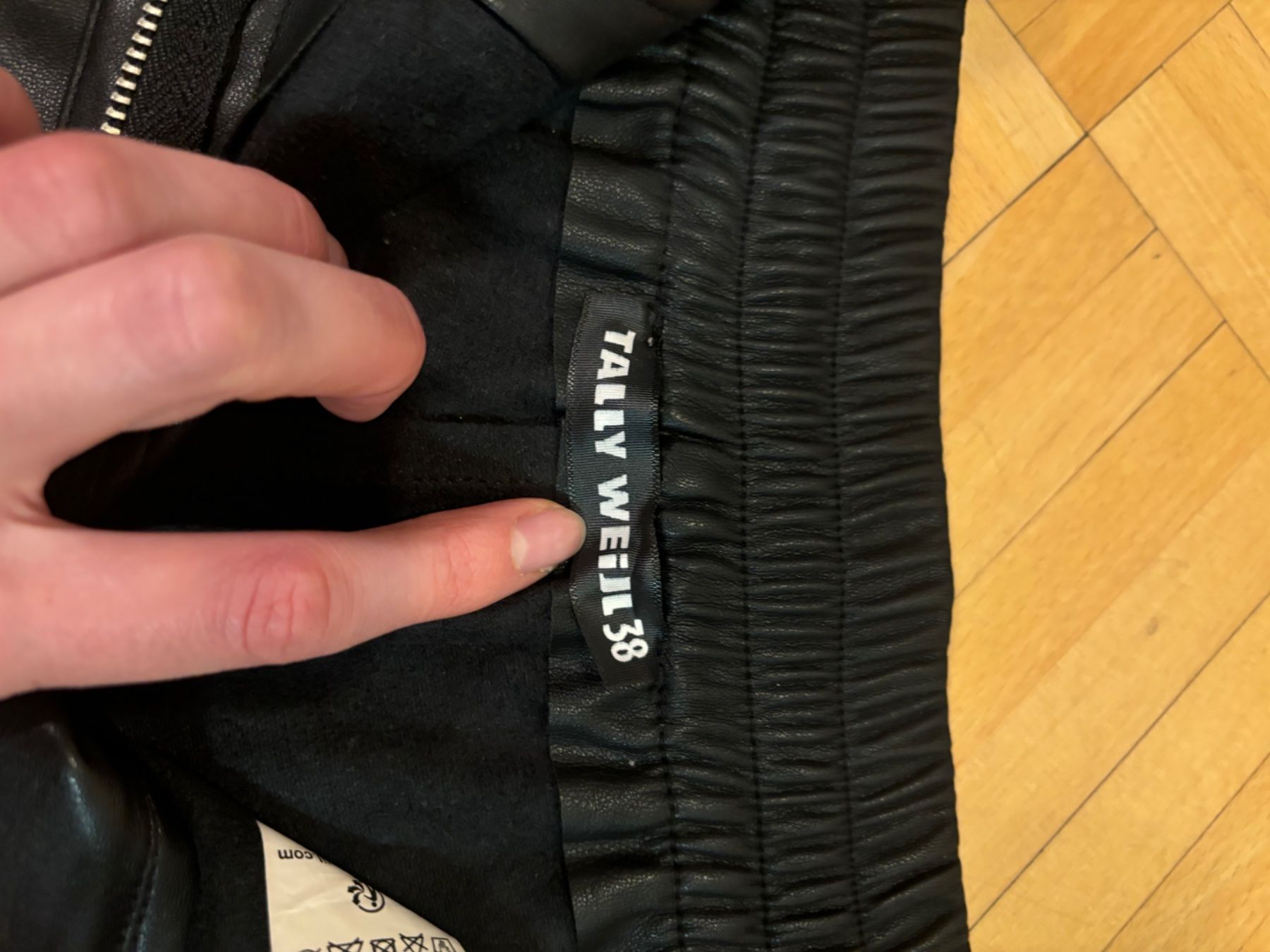 Pantaloni: Similicuir short M – Nuovo e nell'imballaggio originale da Genève venduto da chl_zc89 2