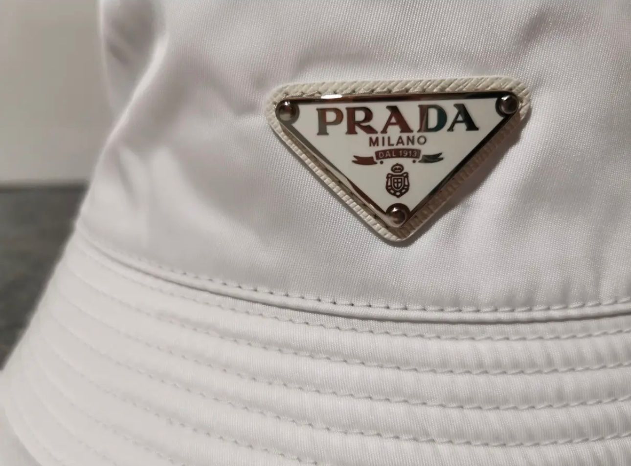 Prada Chapeaux, bonnets & casquettes: Prada Re-Nylon Fischerhut Weiss – Neuf avec emballage d'origine à Dielsdorf par MrAnonymous 1