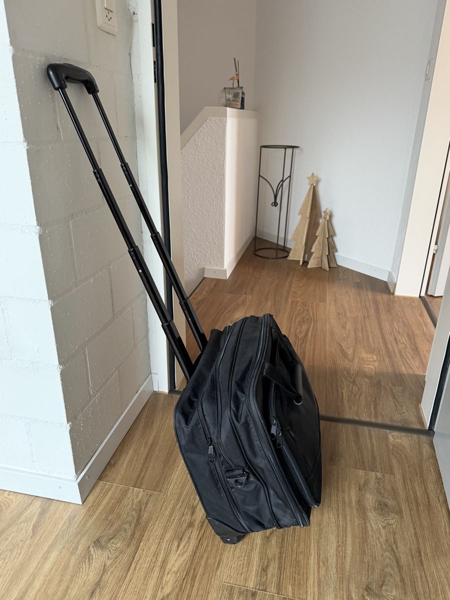Valigie & Borse: Rollkoffer schwarz mit Teleskopgriff ab CHF 1.00 – Usato da Neuenkirch venduto da Giuseppestadel 1