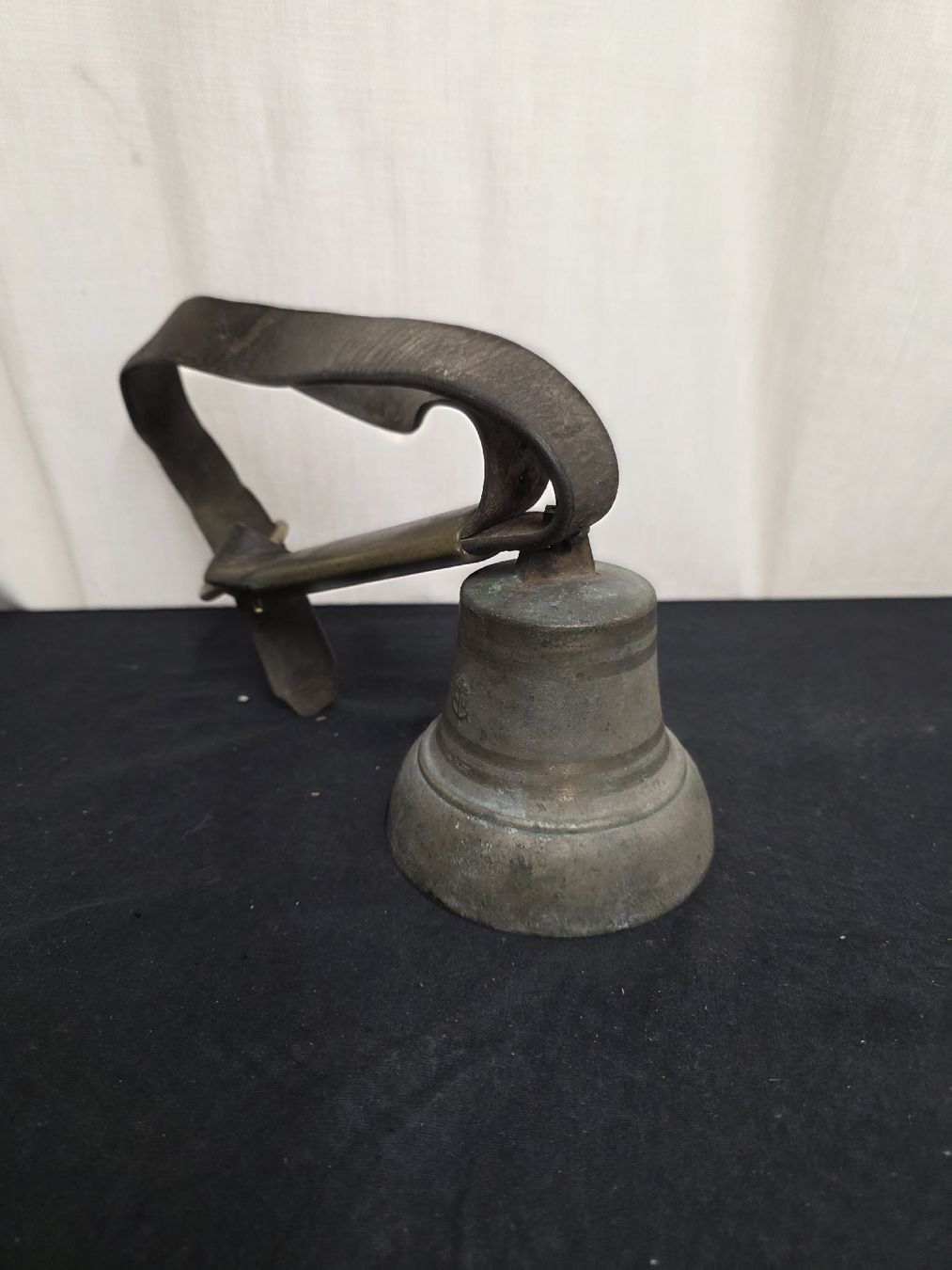 Glocken & Treicheln: Glocke antik Messing Lederband  – Gebraucht aus Degersheim von Antiko