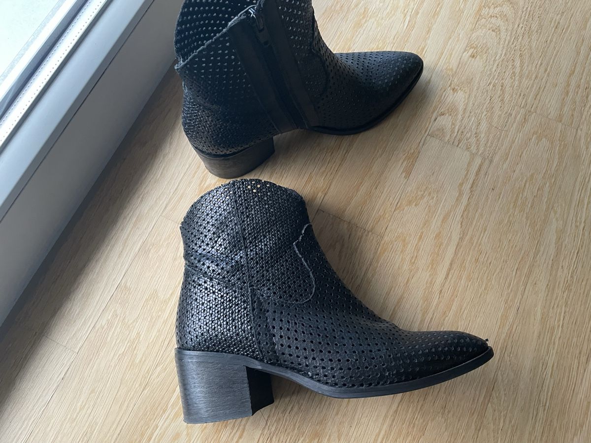 Scarpe da donna: Schwarze Lederstiefeletten Größe 37 Perfekt for Spring – Usato da Möhlin venduto da Halylea 1