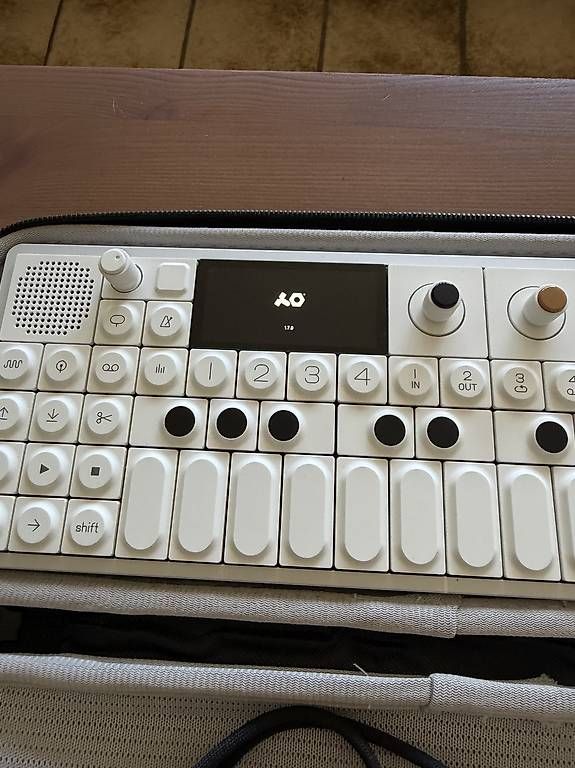 Teenage Engineering Strumenti musicali: Teenage Engineering OP-1 Field inkl. Case – Usato da Uesslingen venduto da musikbedarf 4
