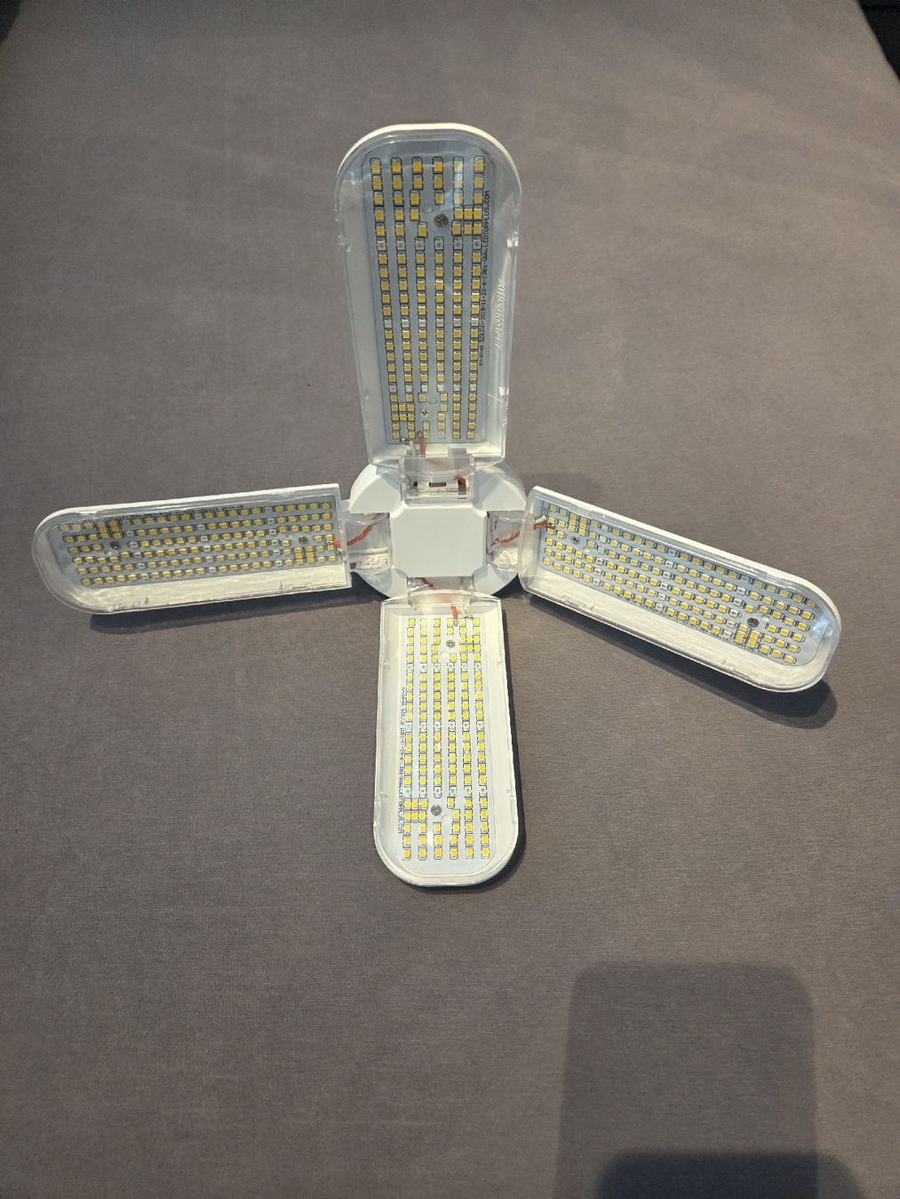 Lampade: LED Pflanzenlampe 200W, E27 552 LED – Nuovo e nell'imballaggio originale da Bad Zurzach venduto da Bachmann_Dominik 3
