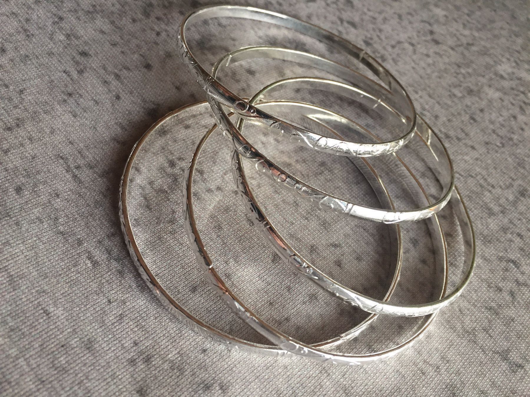 Bracciali & Braccialetti: Fünf Armreife - Versilbert / Neu – Nuovo e nell'imballaggio originale da Buchs AG venduto da fischli610