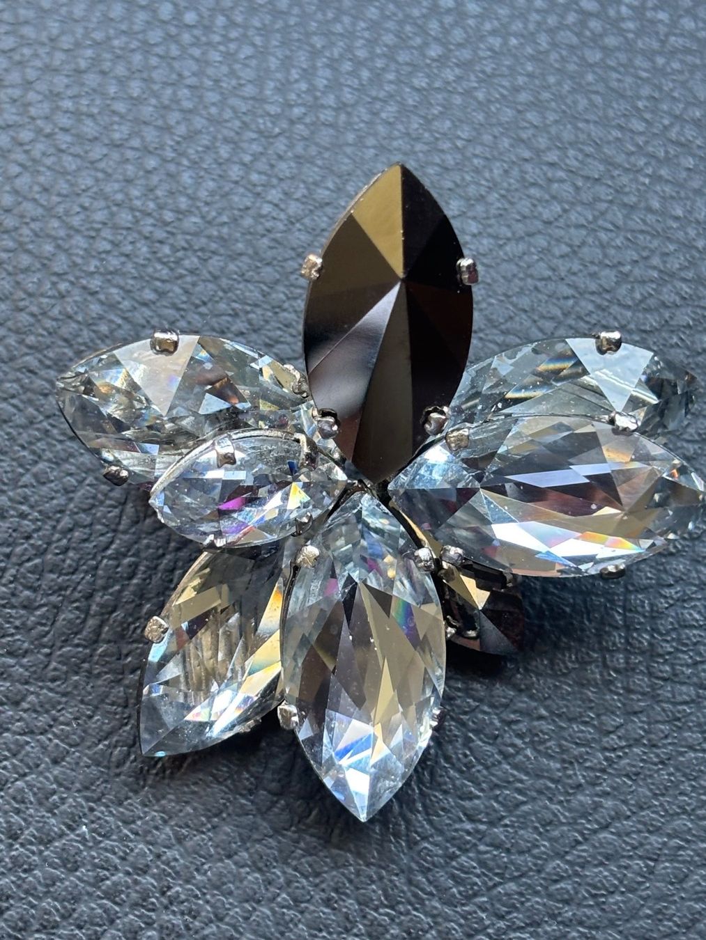 Broschen & Nadeln: Broche vintage fleur en cristaux – Gebraucht aus Peseux von Chimon59