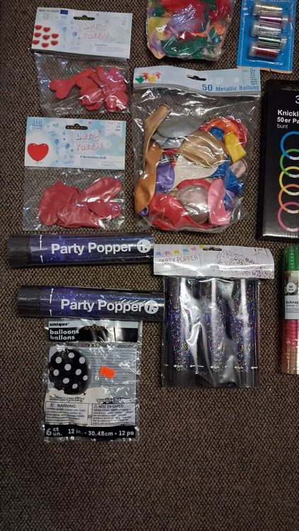 Toutes les décorations: Partyset mit Knicklichter, Party Popper und Ballonen – Neuf avec emballage d'origine à Aesch BL par Gebrauchtes_AeschBL 3