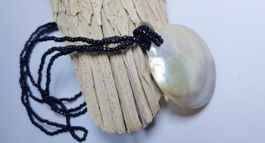 Collier vintage avec grand pendantif nacre