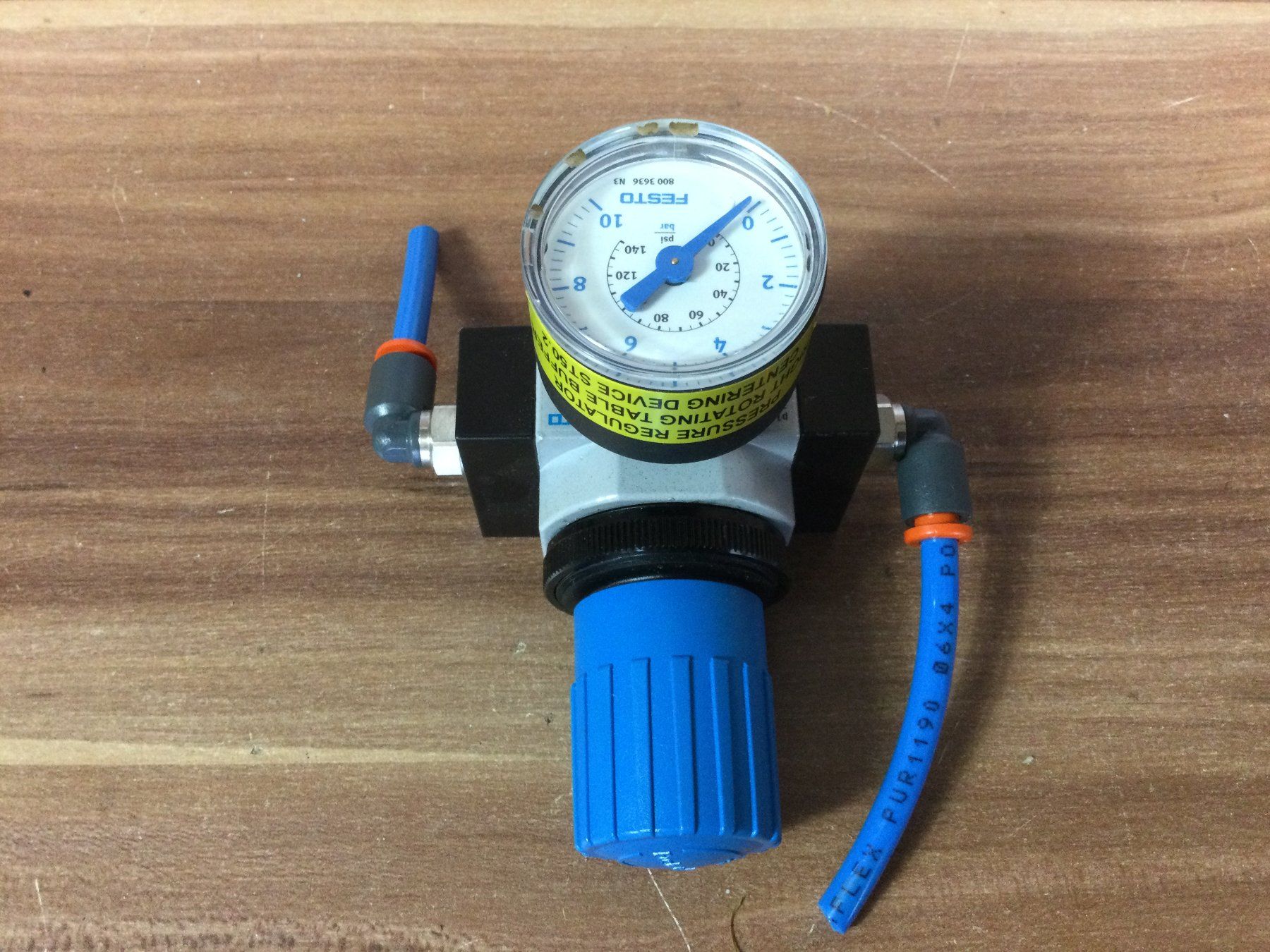 Festo Tous les outils: Gebrauchter Festo Mini Druckregler mit Manometer – D'occasion à Wangen SZ par kuriosum12