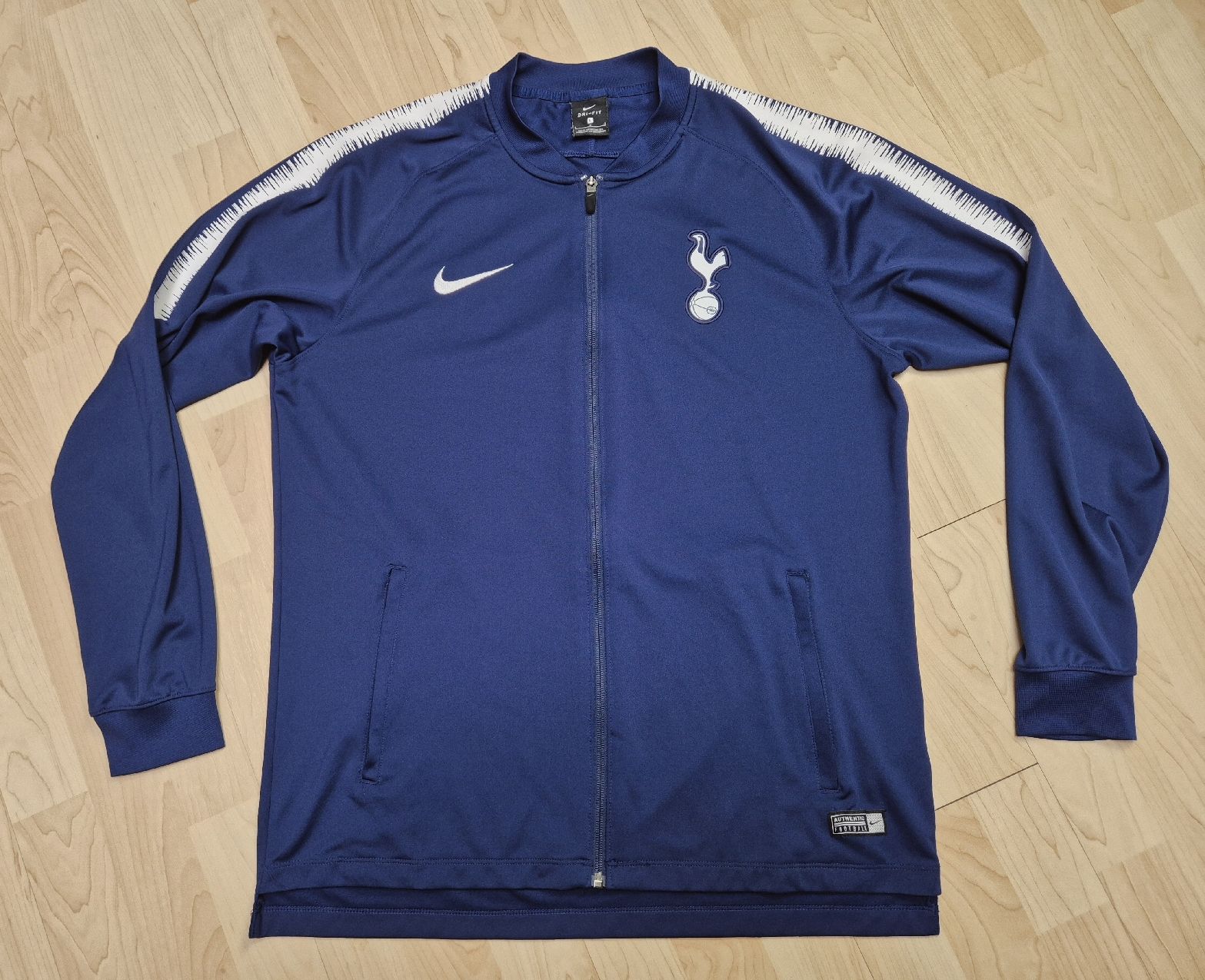Nike Giacche: Nike 18/19 Tottenham Hotspur Jacke Grösse L – Nuovo (secondo la descrizione) da St. Gallen venduto da CaliSunshine