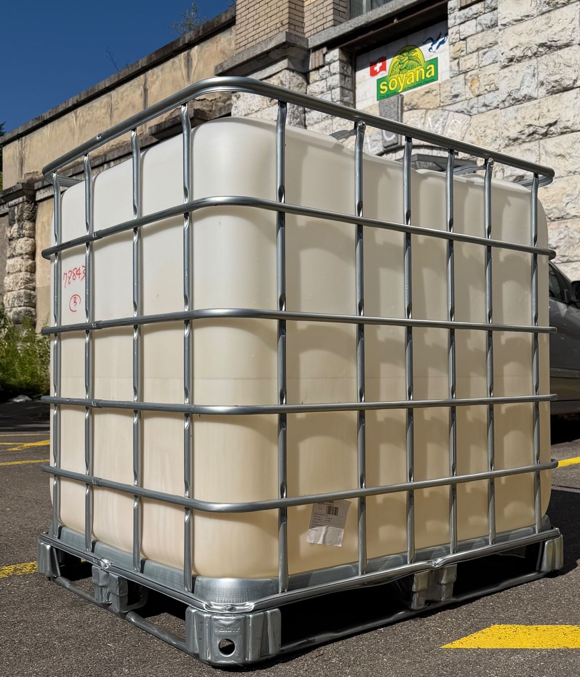 Tränken & Tröge: IBC CONTAINER 1000L – Gebraucht aus Schlieren von VintageType