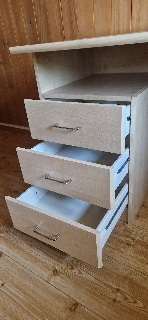 Scrivanie: Schreibtisch aus Holz mit Schubladen – Usato da Cham venduto da uwida 1