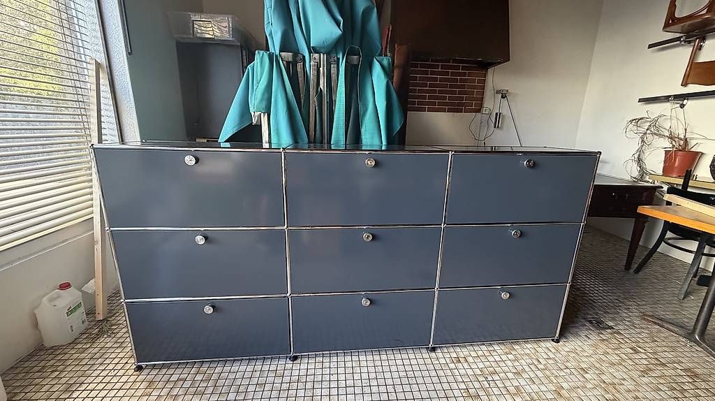 USM Kommoden: Buffet bas USM Haller style gris anthracite, 3 compartiments – Gebraucht aus Lausanne von avd_f6vq 1