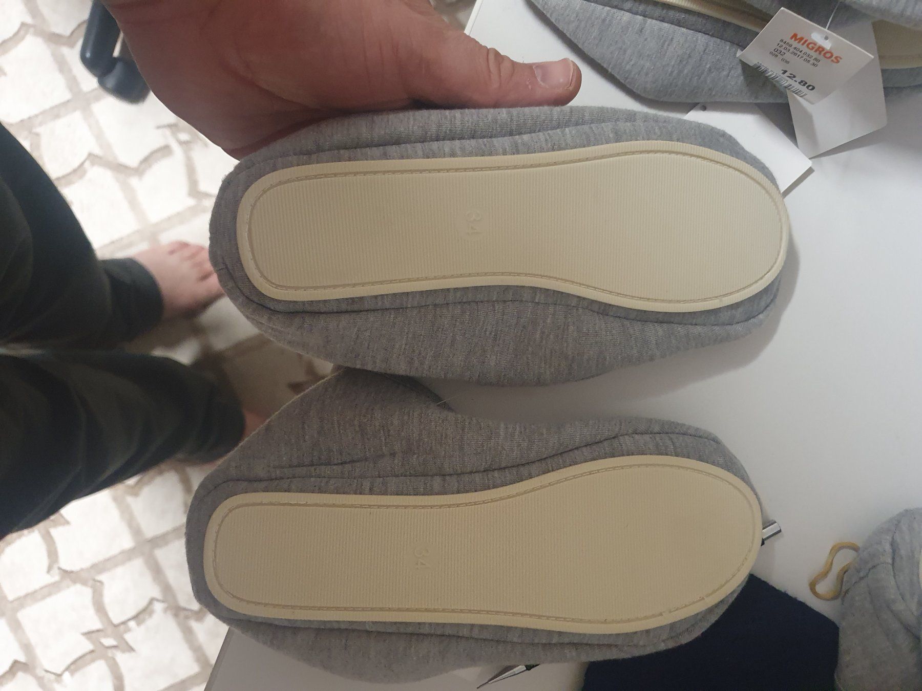 Scarpe per ragazzi: Hausschuhe Flip Flop Kinder Slipper 34 – Nuovo e nell'imballaggio originale da Zürich venduto da Alibaba1234 3