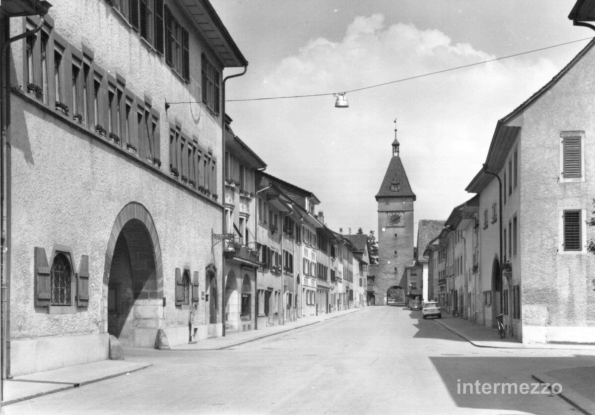 Cartoline postali: Neunkirch SH // Gemeindehaus mit Obertor Oldtimer – Usato da Basel venduto da intermezzo12